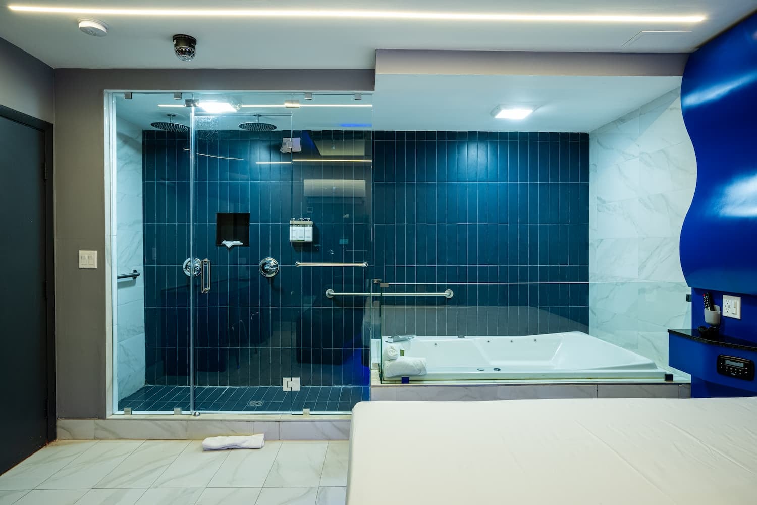 Suite Jacuzzi view 5